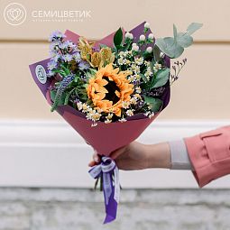 Букет из подсолнуха, астры и матрикарии в сиреневой пленке