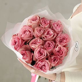 Букет из 15 нежно-розовых пионовидных роз Pink Ohara 50 см в прозрачной пленке