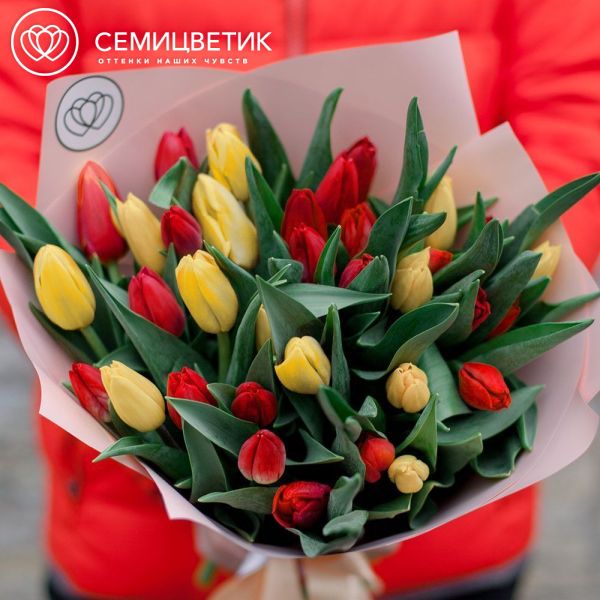 Букет из 35 желтых и красных тюльпанов 40 см