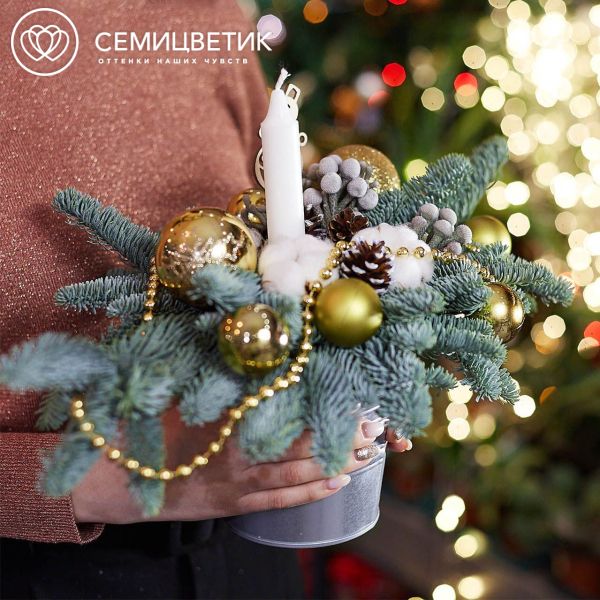 Композиция с елью, брунией и свечой в кашпо