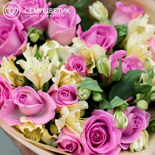 Букет из 15 розовых роз 40 см (Кения) и 7 кремовых альстромерий в кремовой пленке