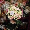 15 кустовых розовых и фисташковых роз (Кения) 40 см