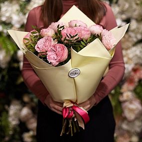 Букет из 11 нежно-розовых пионовидных роз Bridal Piano 40 см с фисташкой