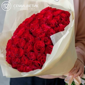 Букет из 61 красной розы 40 см (Кения) в кремовой пленке