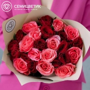 Букет из 25 красных и коралловых роз 40 см (Кения) в кремовой пленке