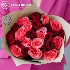 Букет из 25 красных и коралловых роз 35-40 см (Кения) в кремовой пленке