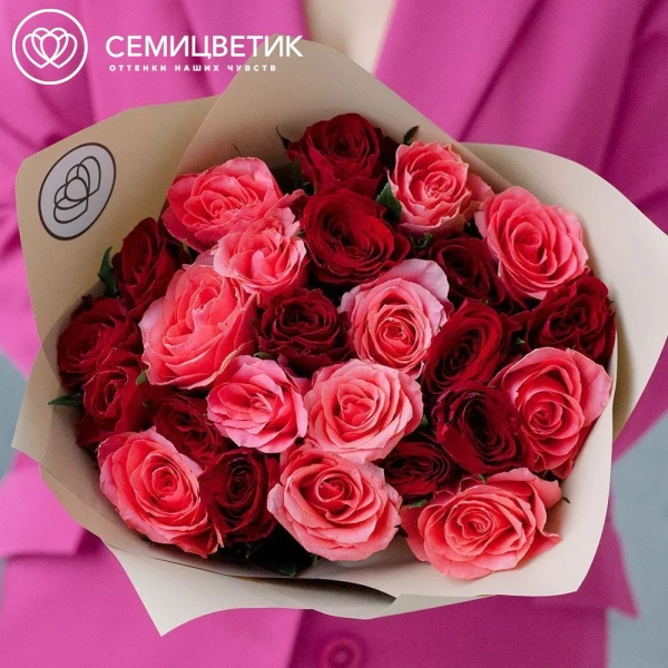 Букет из 25 красных и коралловых роз 35-40 см (Кения) в кремовой пленке