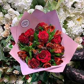Букет из 7 красных роз 40 см (Кения) и 4 красных альстромерий в розовой пленке