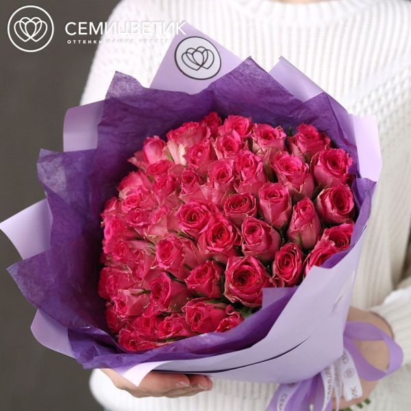 Букет из 51 розовой розы 35 см (Кения) в сиреневой упаковке