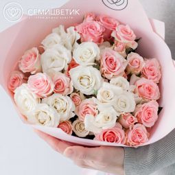 Букет из 15 белых и розовых кустовых роз микс (Эквадор) 40 см