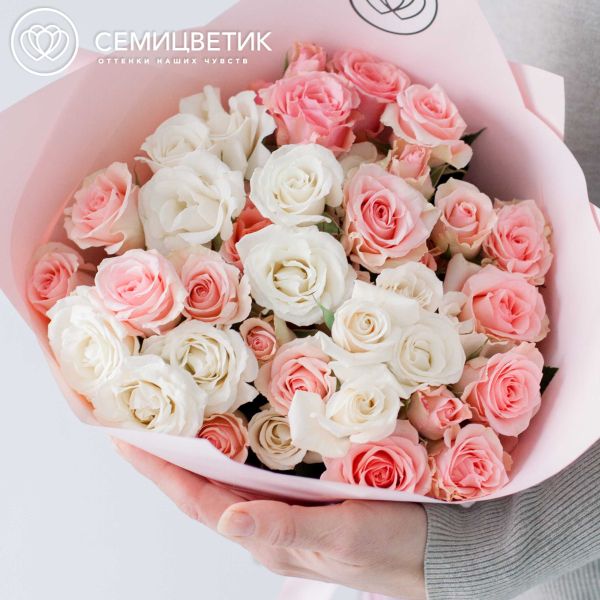 Букет из 15 белых и розовых кустовых роз 40 см (Эквадор)