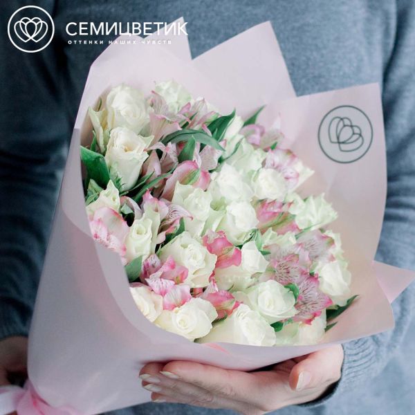 Букет из 25 белых роз 30 см (Кения) и 7 розовых альстромерий