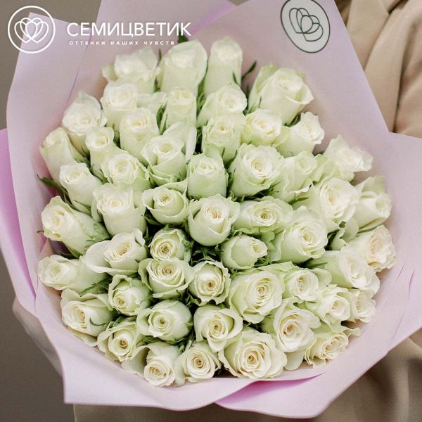 Букет из 51 белой розы 40 см (Кения) в розовой пленке