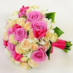 Свадебный букет из роз, кустовых роз и фрезии