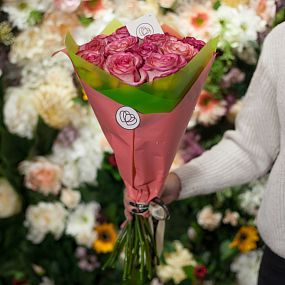 Букет из 15 кремовых с розовой каймой роз Carrousel 50 см (Эквадор)