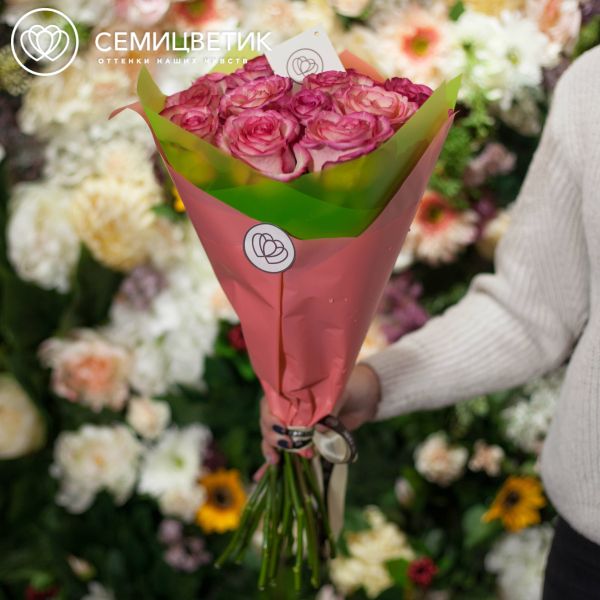 Букет из 15 кремовых с розовой каймой роз Carrousel 50 см (Эквадор)