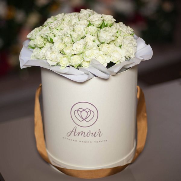Букет в белой шляпной коробке Amour из 33 белых кустовых роз (Кения)