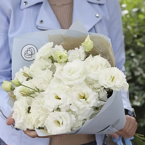 Букет из 15 белых махровых лизиантусов в голубой пленке