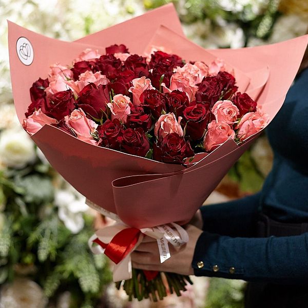 51 красная и розовая роза (Кения) 40 см Premium
