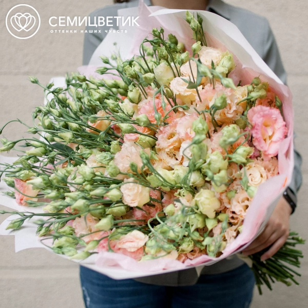 Букет из 51 розового махрового лизиантуса в белой пленке