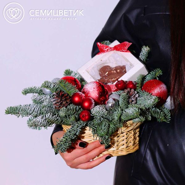 Новогодняя подарочная корзина с шоколадом ручной работы "Лошадка"