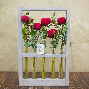 Деревянная рамка с красной пионовидной розой Red Piano и эвкалиптом