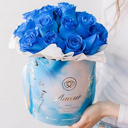 Букет в голубой шляпной коробке Amour Mini из 25 синих роз