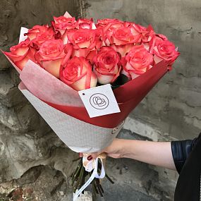 Букет из 25 белых с красной каймой роз Blush 60 см (Эквадор)