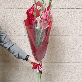 Букет из 5 белых и розовых гладиолусов