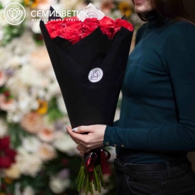Букет из 25 красных роз Freedom 60 см (Эквадор) в бордовой пленке