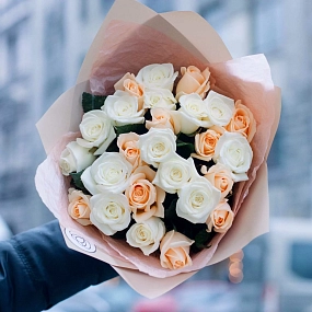 Букет из 25 белых и кремовых роз 35-40 см (Россия) в кремовой пленке
