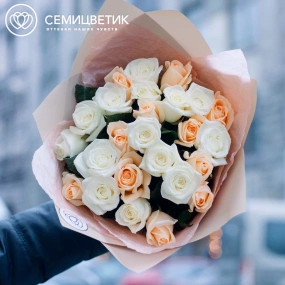 Букет из 25 белых и кремовых роз 35-40 см (Россия) в кремовой пленке