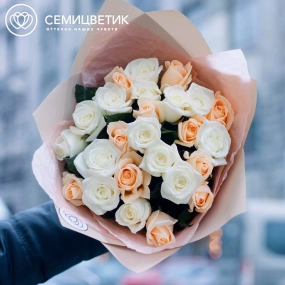 Букет из 25 белых и кремовых роз 35-40 см (Россия) в кремовой пленке
