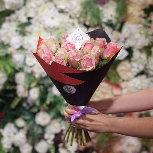 Розовые розы с фисташковой каймой 40 см (Кения) Premium