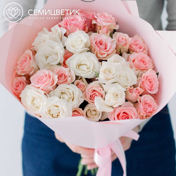Букет из 15 белых и розовых кустовых роз 40 см (Эквадор)