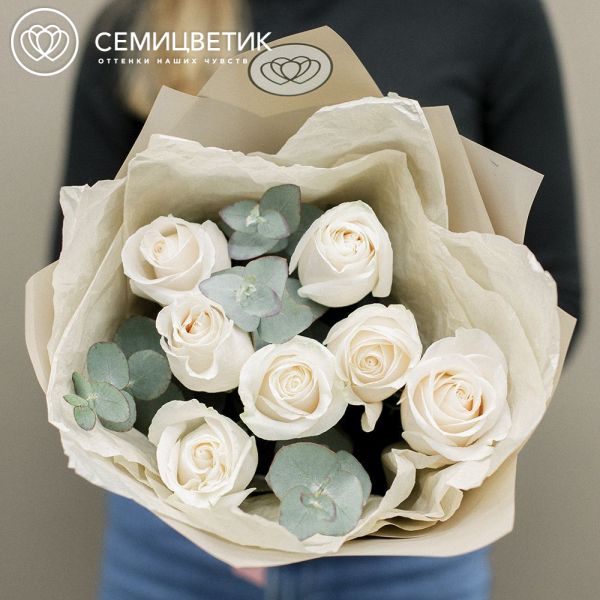 Букет из 7 белых роз Vendela 50 см (Эквадор) с эвкалиптом