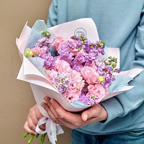 Букет из 12 сиреневых махровых маттиол и 9 розовых лизиантусов