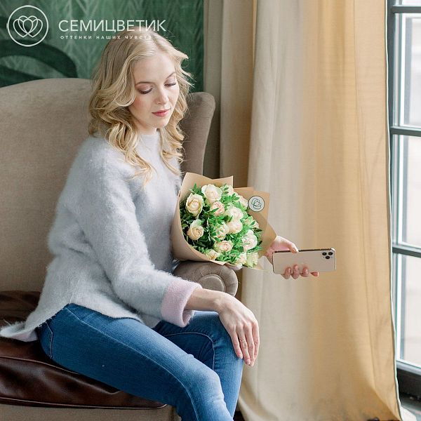 15 розовых с фисташковой каймой роз 40 см (Кения) Premium с зеленью