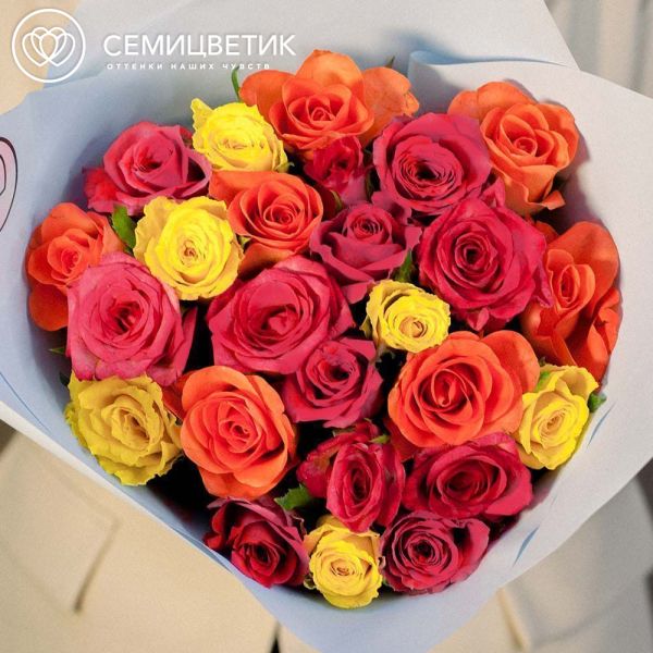 Букет из 25 роз 35-40 см микс (Кения) в голубой пленке