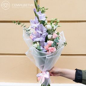 Букет из гладиолуса, кустовой розы и лизиантуса в упаковке