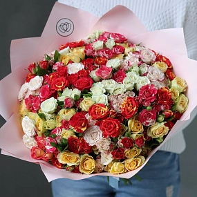 Букет из 51 кустовой розы 40 см микс (Кения) в розовой пленке