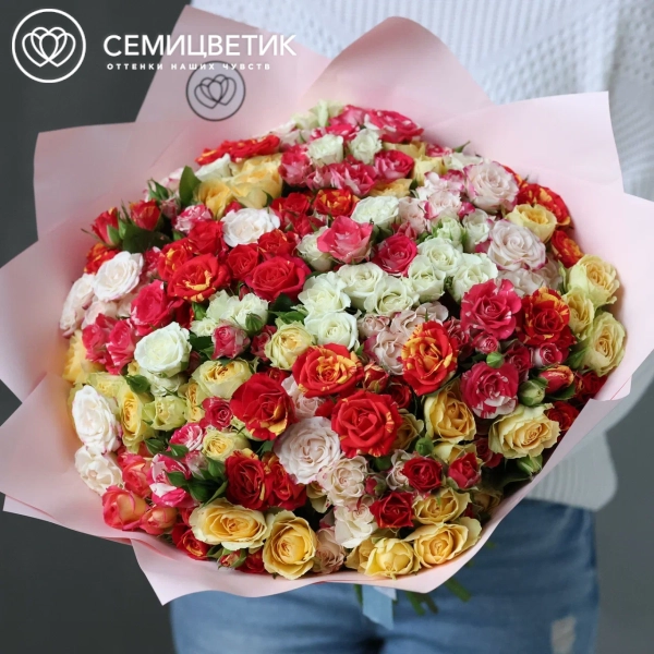 Букет из 51 кустовой розы 40 см микс (Кения) в розовой пленке