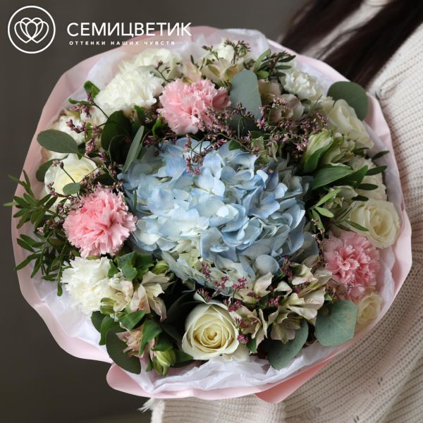 Букет на пасху с гортензией и лимониумом в упаковке