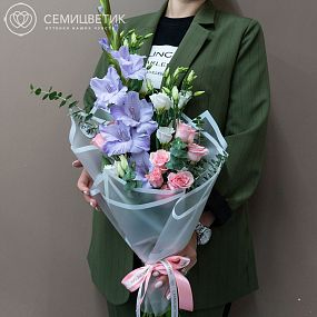 Букет из гладиолуса, кустовой розы и лизиантуса в упаковке