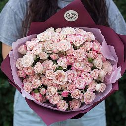 Букет из 21 белой с розовой каймой розы 40 см (Кения) 