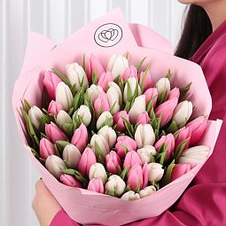 Букет из 51 белого и розового тюльпана в розовой пленке