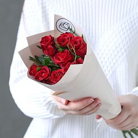Букет из 9 красных роз 40 см (Кения) с фисташкой