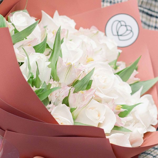Букет из 15 белых роз (Эквадор) 50 см Vendela и 10 розовых альстромерий в розовой пленке