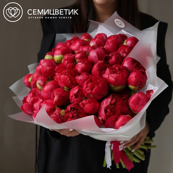 Букет из 51 ярко-розового пиона Command Performance Premium