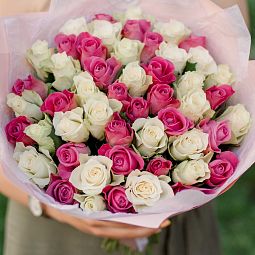 Букет из 51 белой и розовой розы 40 см (Кения)